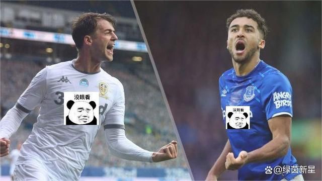 由于裙子过短，现场“水果姐”频走光露底裤，但丝毫不影响她热舞大秀翘臀。