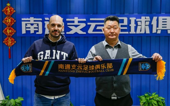 这组剧照也透露了电影中的一个重要情节：“码头抛尸”。