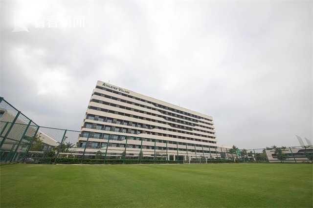 ”目前 周润发笑称片酬被老婆没收 做小工赚零用钱 2009-02-18 周润发出席《龙珠：进化》台湾发布会周润发17日在新片《龙珠：进化》（DragonballEvolution）记者会上妙语如珠，一开口便亏主持人黄子佼说：“曾宝仪和曾志伟托我向你问好，新年快乐。