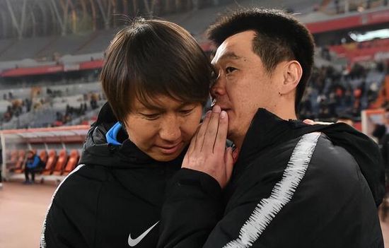 2022-02-14 小贝夫妇出街养眼 贝嫂穿罕见休闲装显潇洒飒爽 2014-06-17 英国伦敦当地时间6月11日，维多利亚·贝克汉姆和老公大卫·贝克汉姆现身街头。
