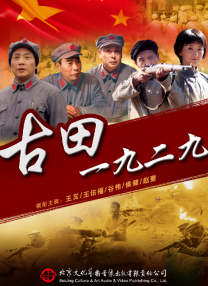 当地时间7月21日，美国纽约，安妮·海瑟薇现身电影《穿普拉达的女王2》片场，解锁了四套造型时尚感拉满！